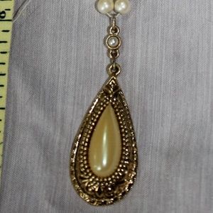 VINTAGE PEARL & UNUSUAL STONE WITH GOLD TRIM(10")